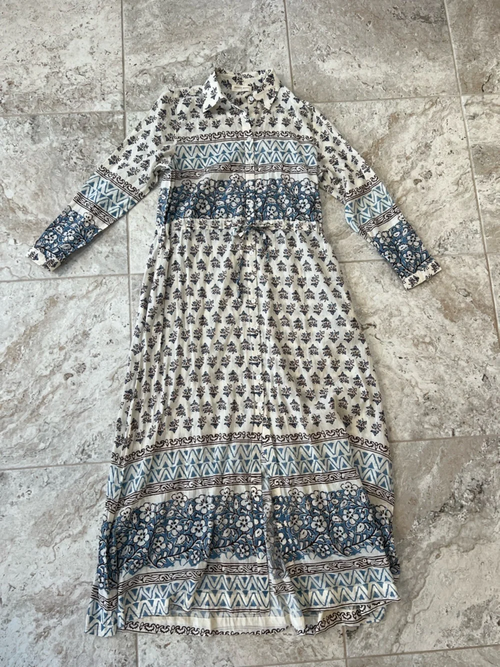 Maison Hotel Justine Floral Button Up Cotton Robe Dress in Ecru White + Blue, S - Picture 12 of 13
